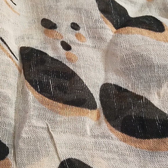 The Limited Leopard Scarf - Picture 5 of 6